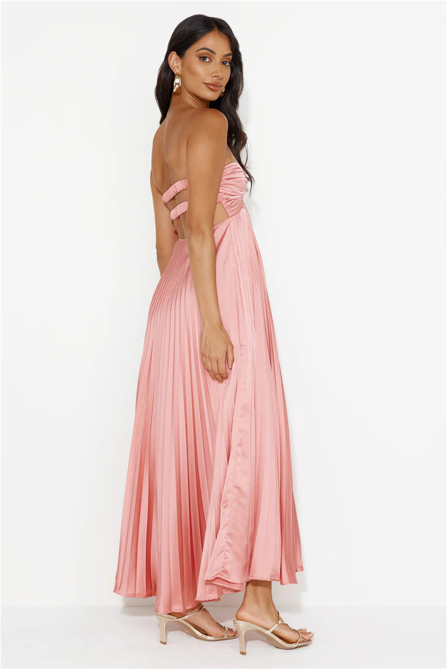 Strapless pleated floor-length dress, suitable for both banquets and vacations.