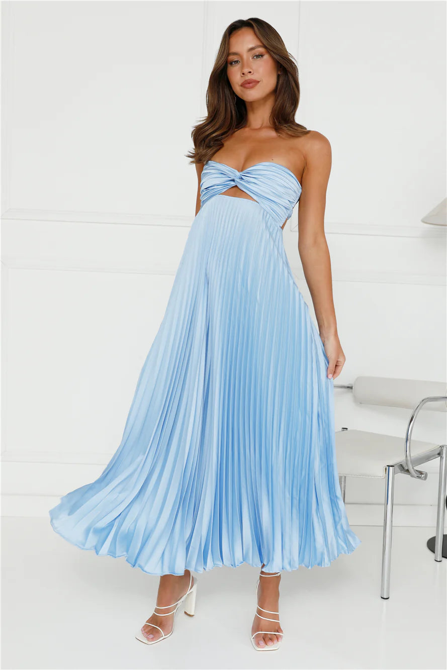 Strapless pleated floor-length dress, suitable for both banquets and vacations.
