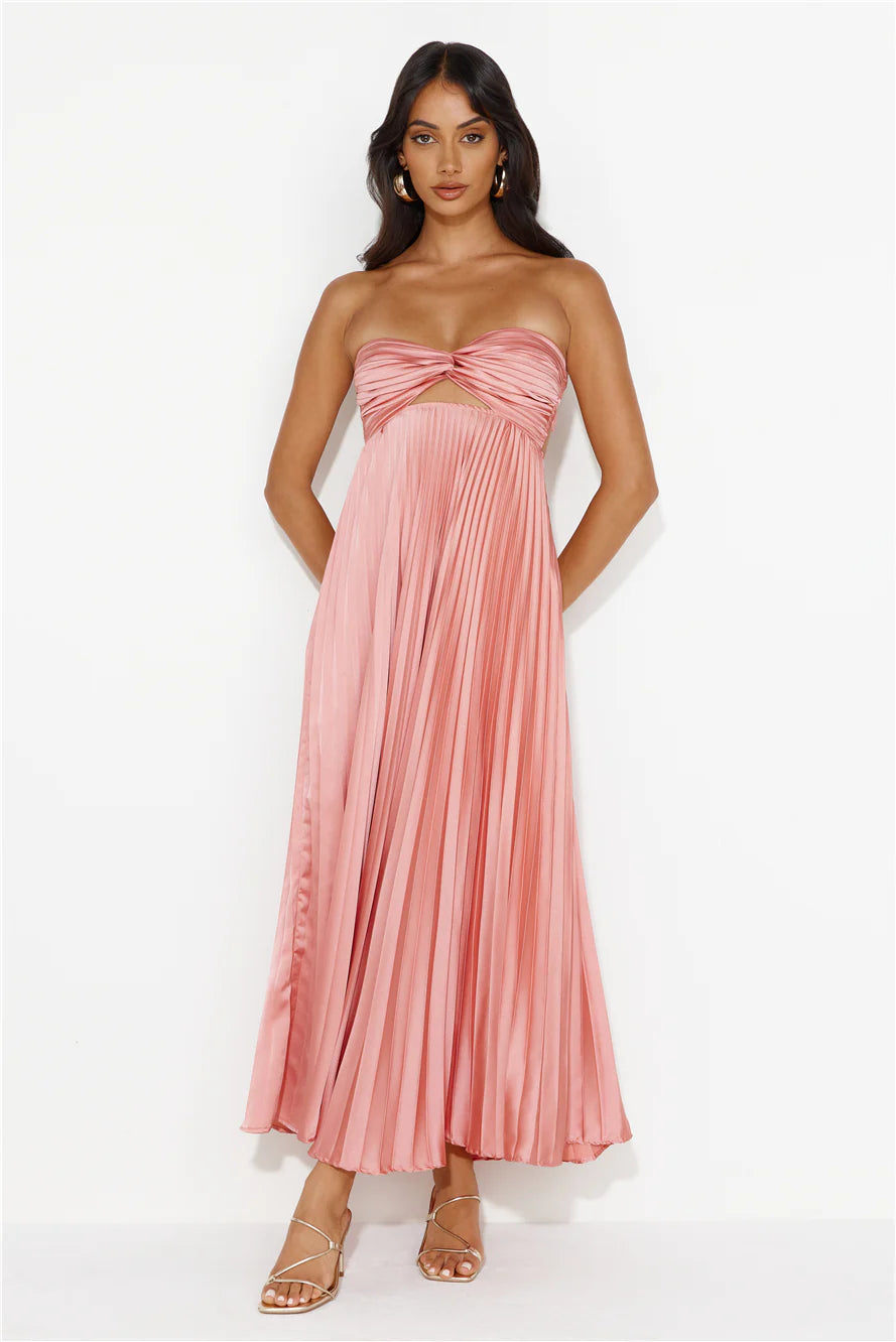 Strapless pleated floor-length dress, suitable for both banquets and vacations.